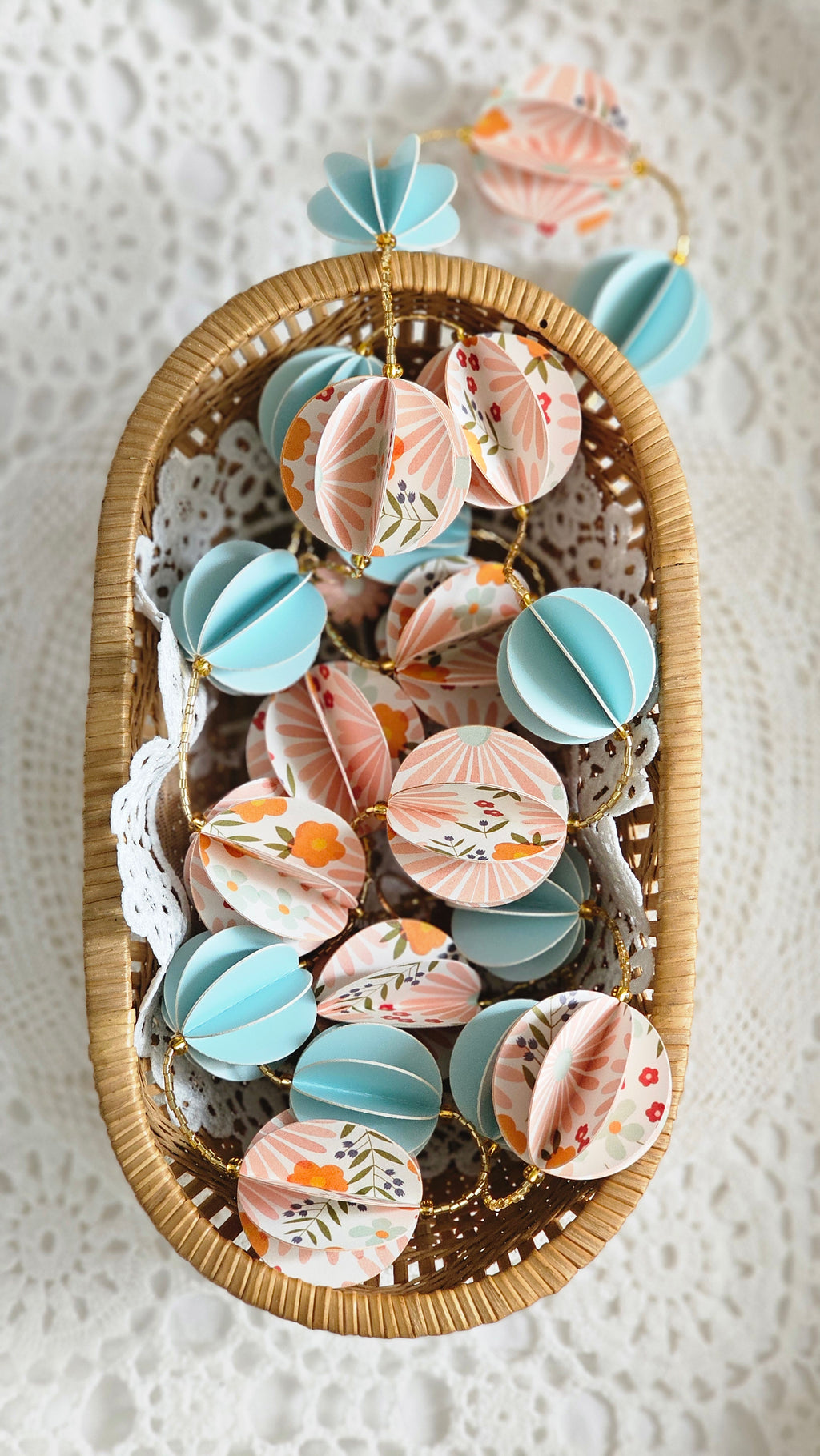 Guirlande en papier et perles de rocaille