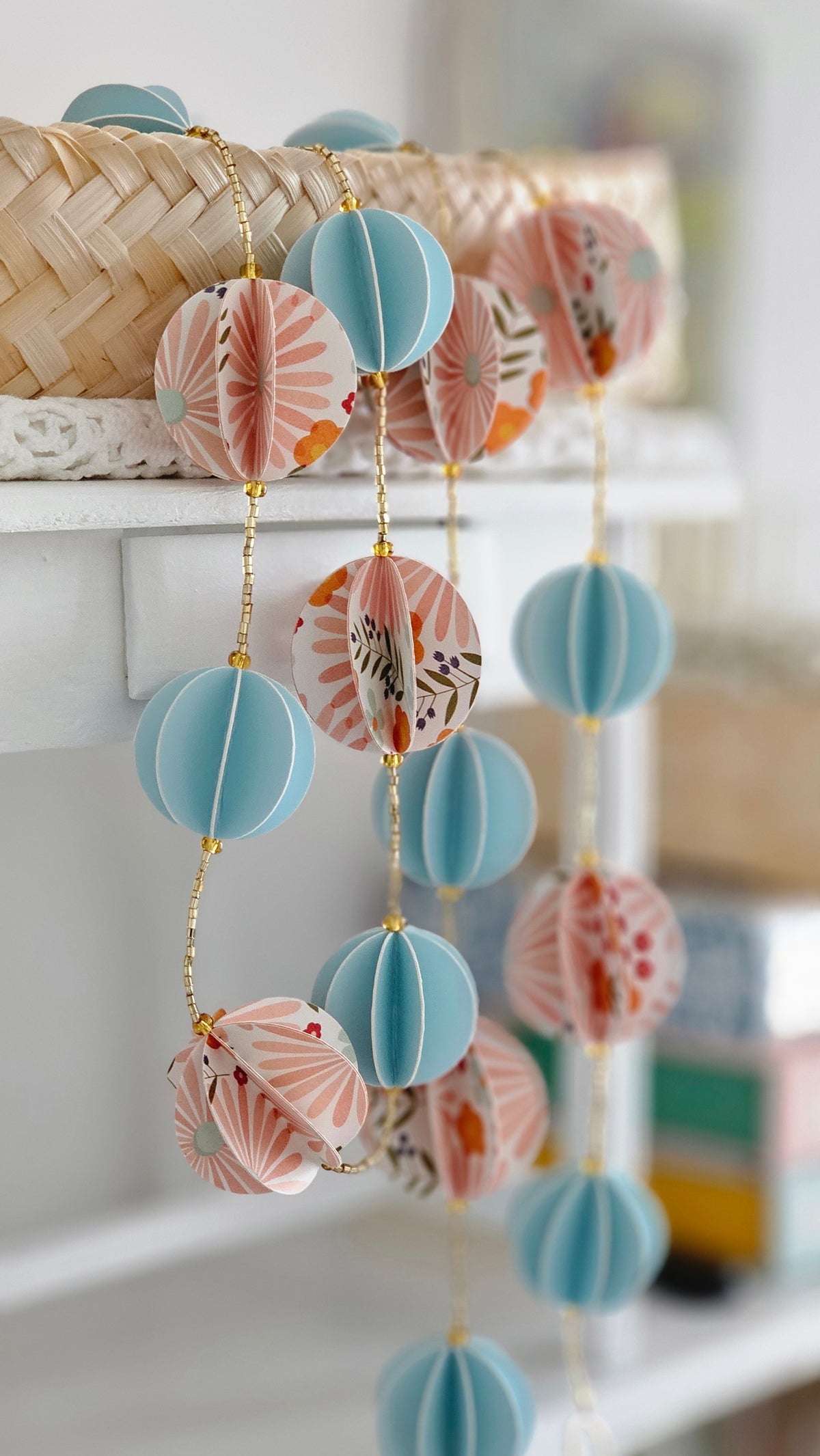 Guirlande en papier et perles de rocaille