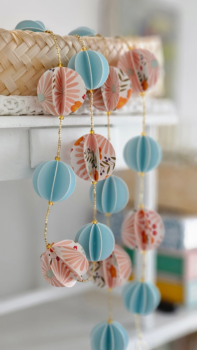 Guirlande en papier et perles de rocaille