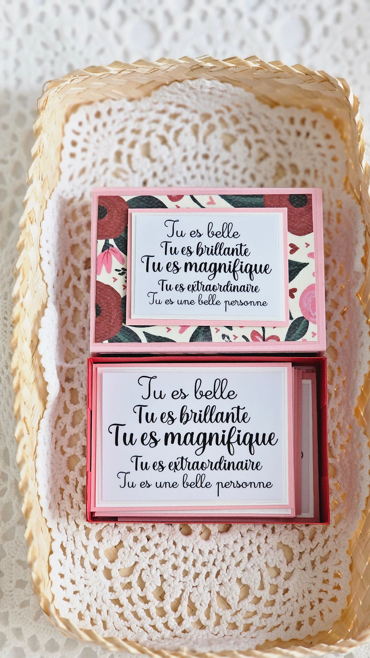 Tote bag et boîte avec cartes texte