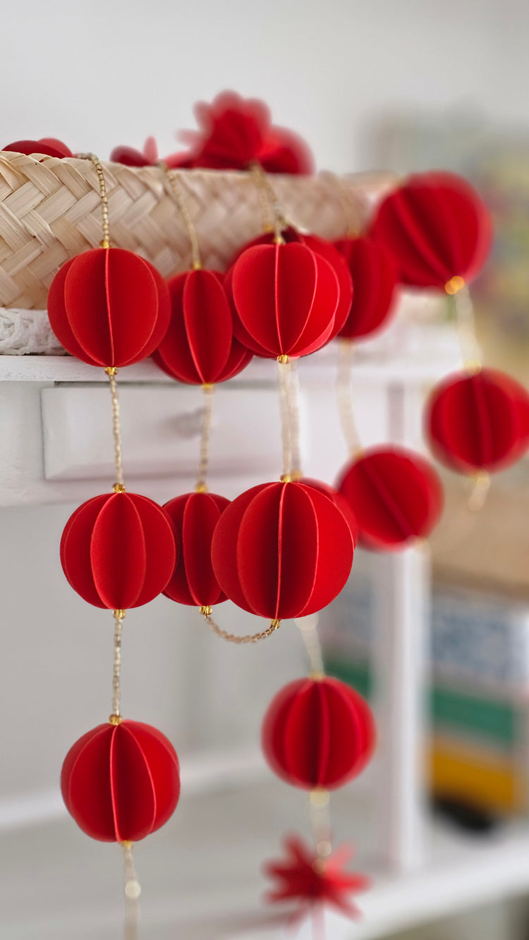 Guirlande de boules en papier rouge