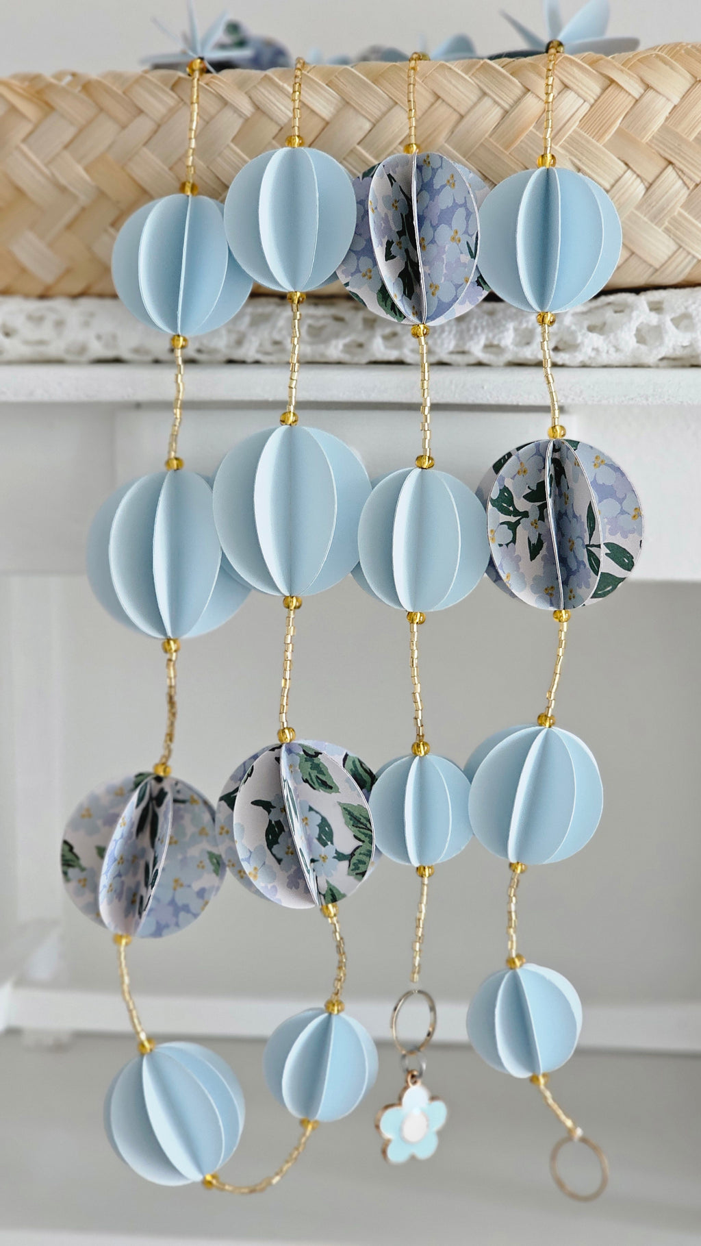 Guirlande décorative en papier bleu