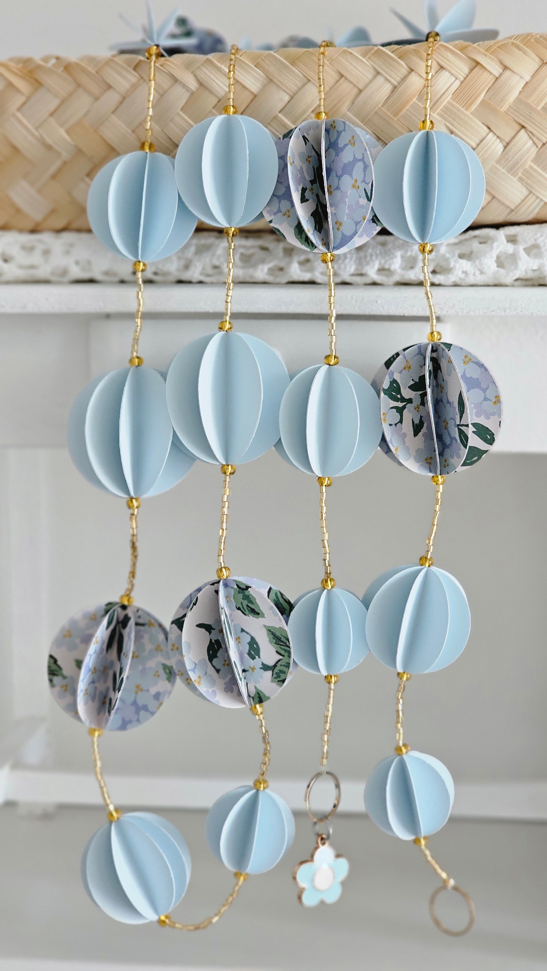 Guirlande décorative en papier bleu