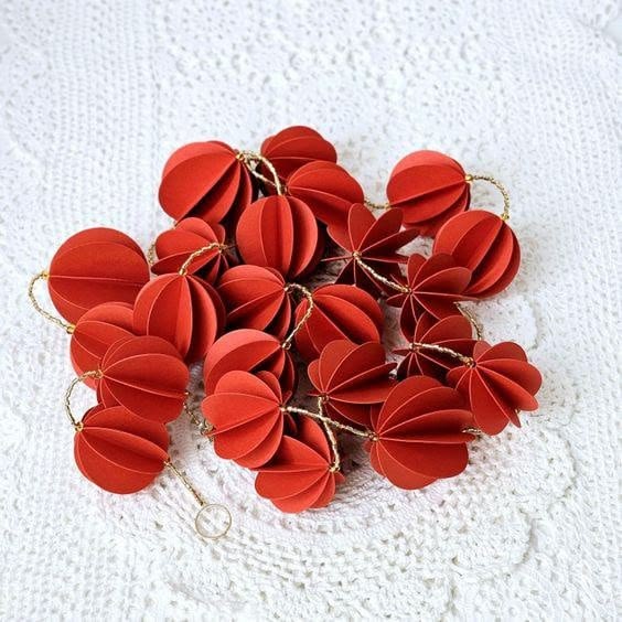 Guirlande de boules en papier rouge
