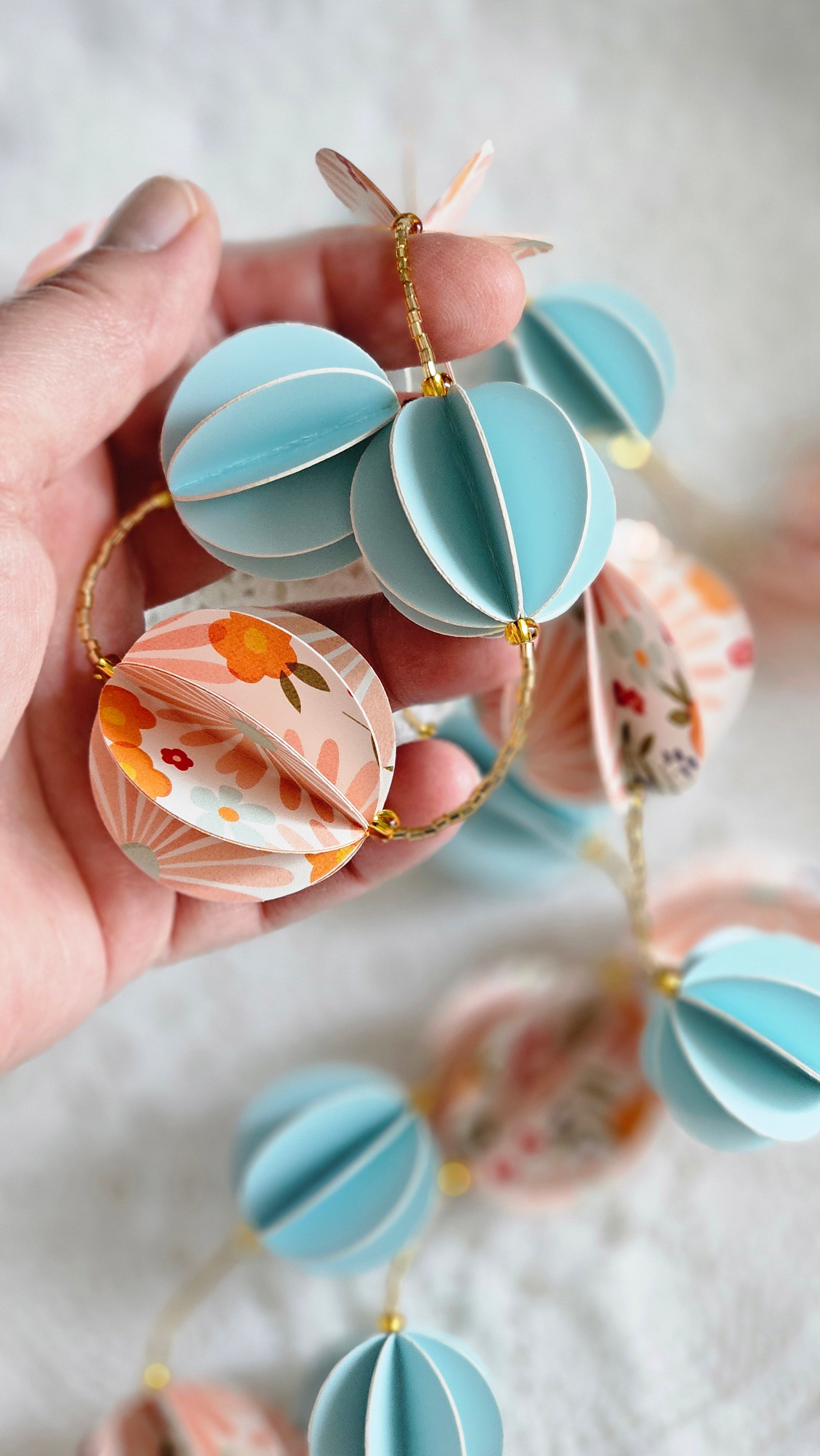 Guirlande en papier et perles de rocaille