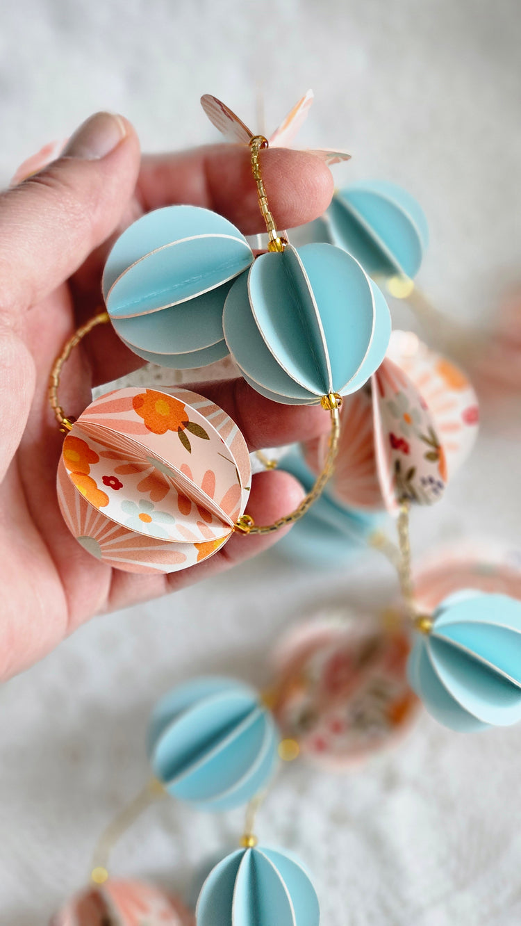 Guirlande en papier et perles de rocaille