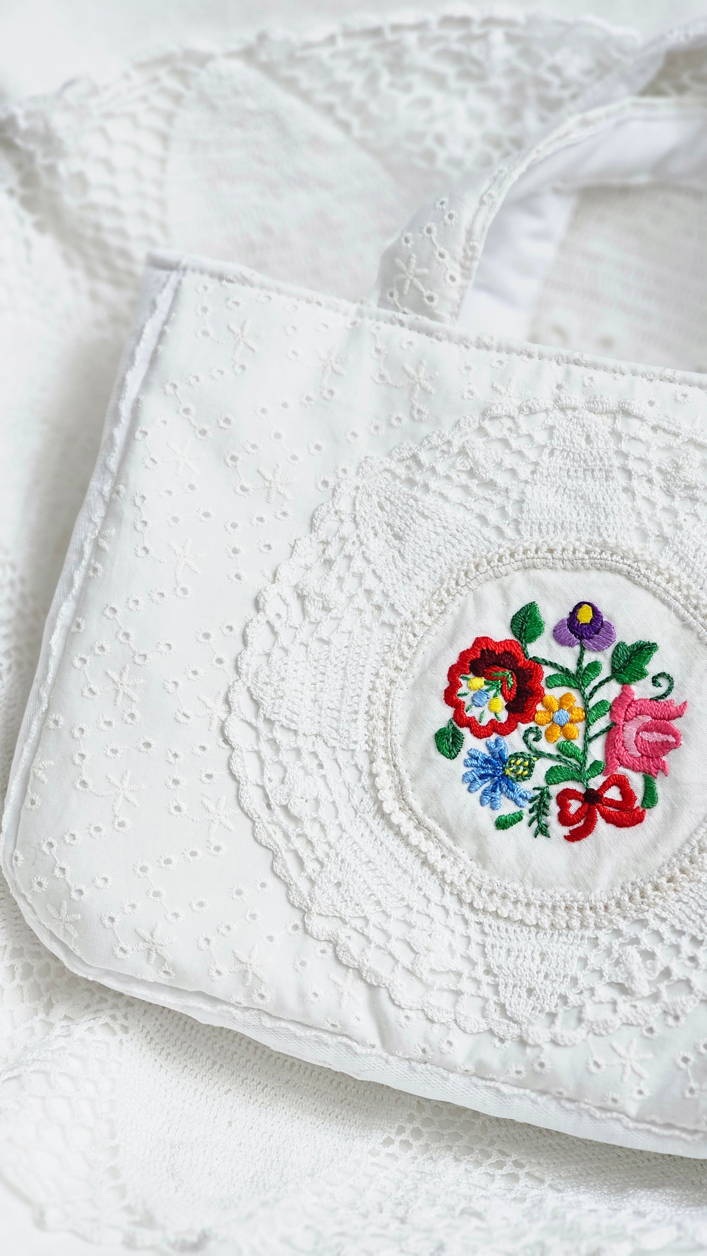 Joli sac blanc avec broderie