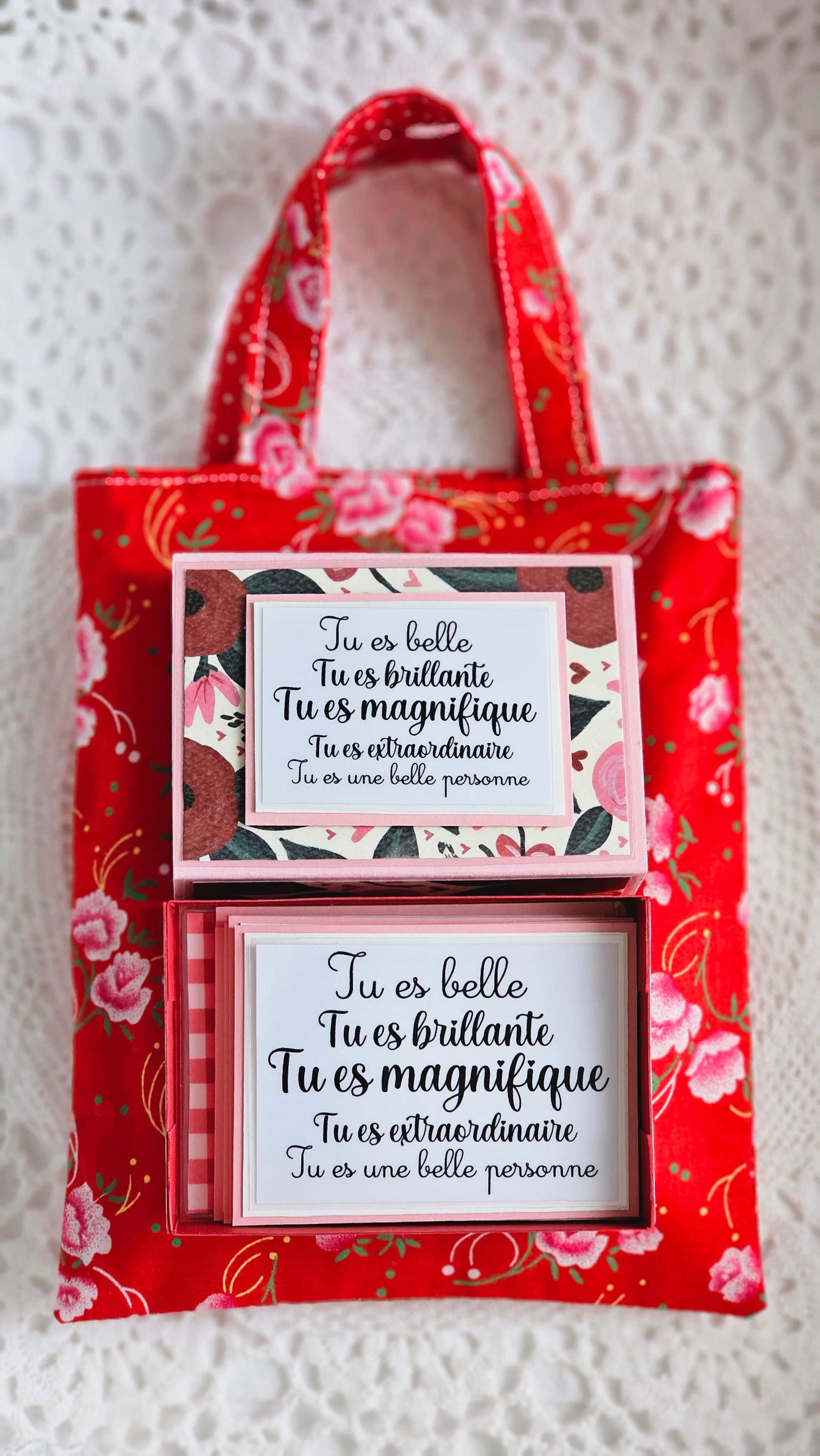 Tote bag et boîte avec cartes texte