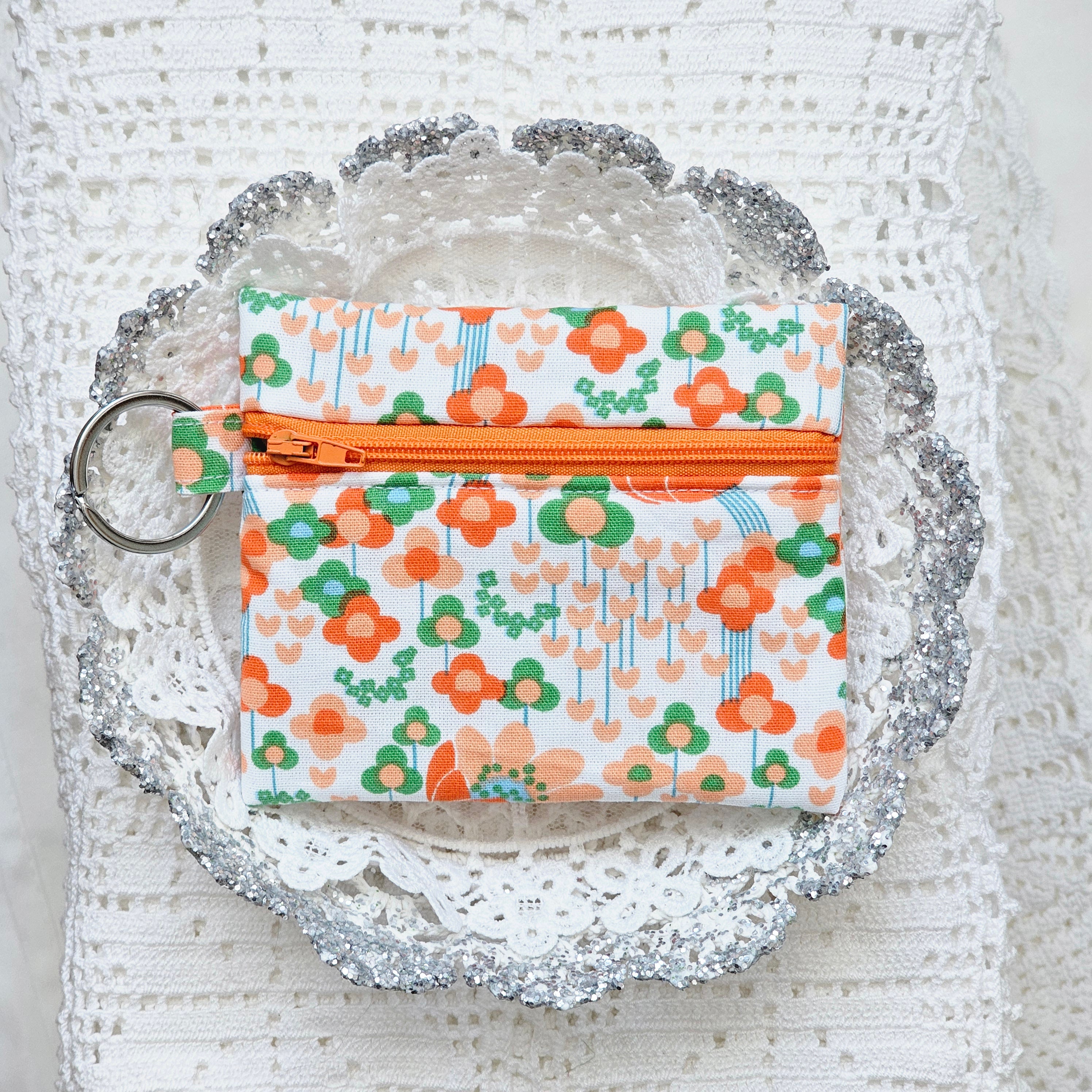 Sac à volants et trousse tissu fleuri orange