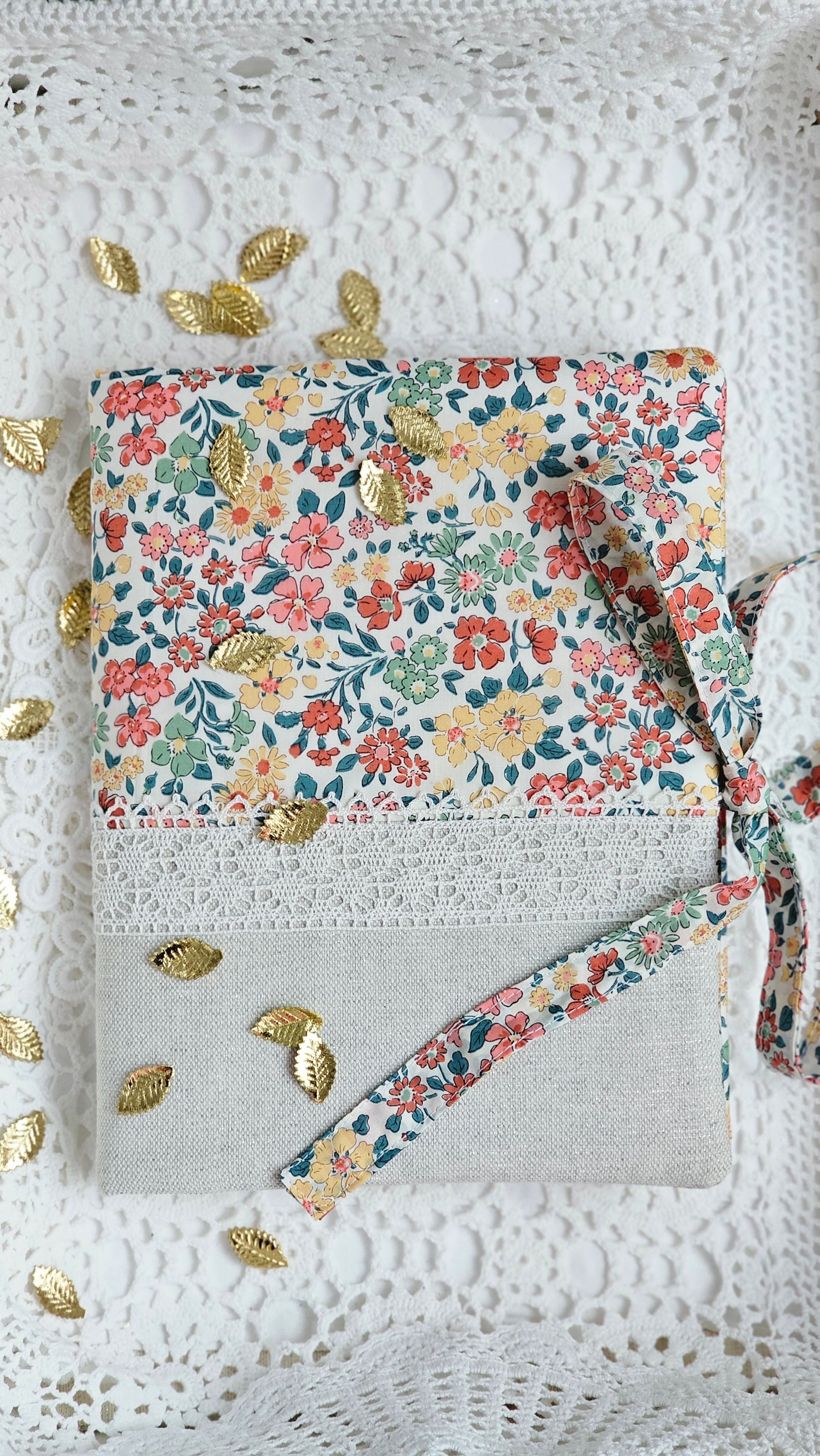 Protège cahier liberty et dentelle avec magnet