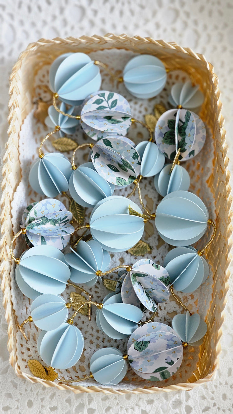 Guirlande décorative en papier bleu