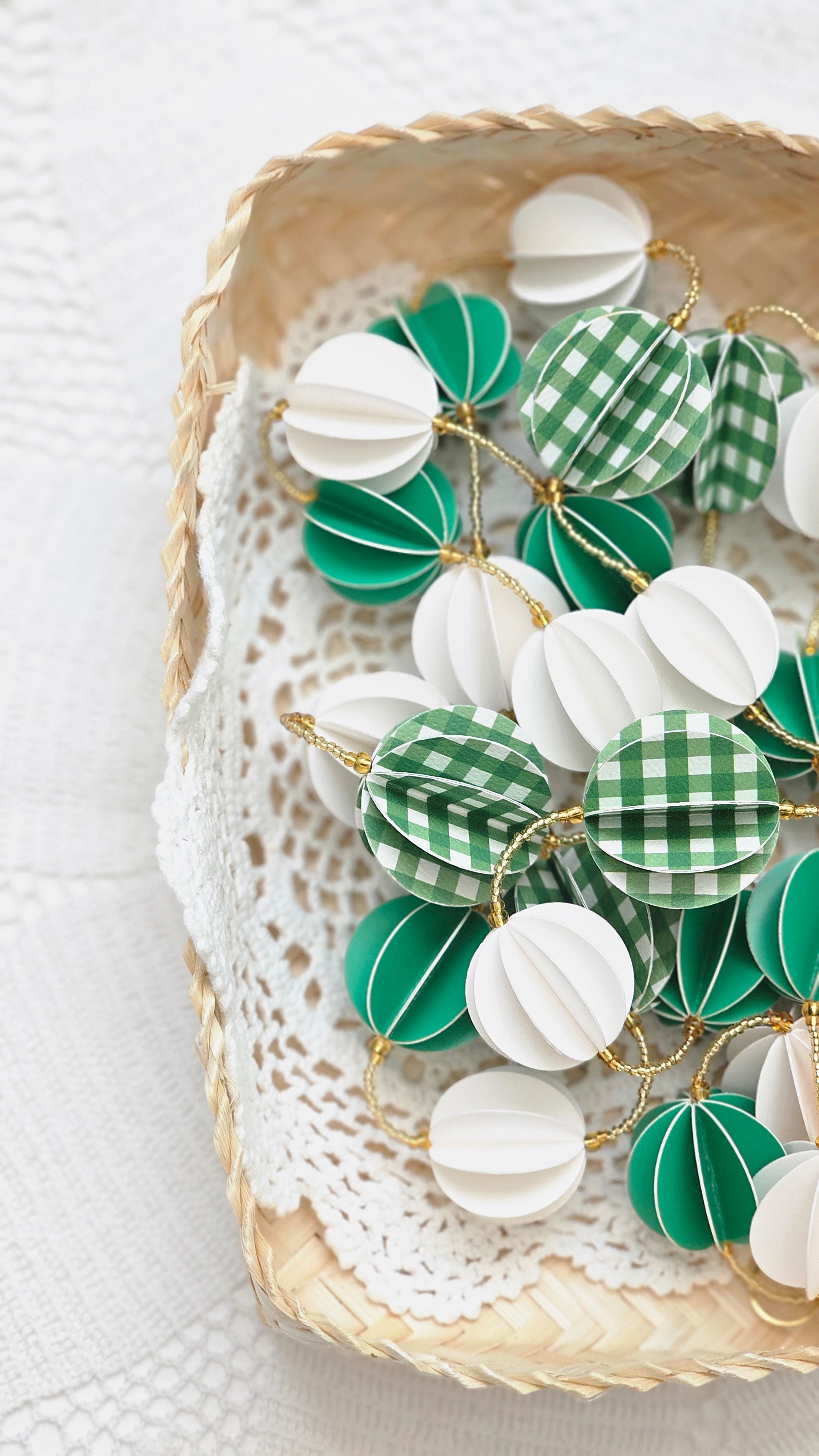Guirlande décorative en papier vert et blanc