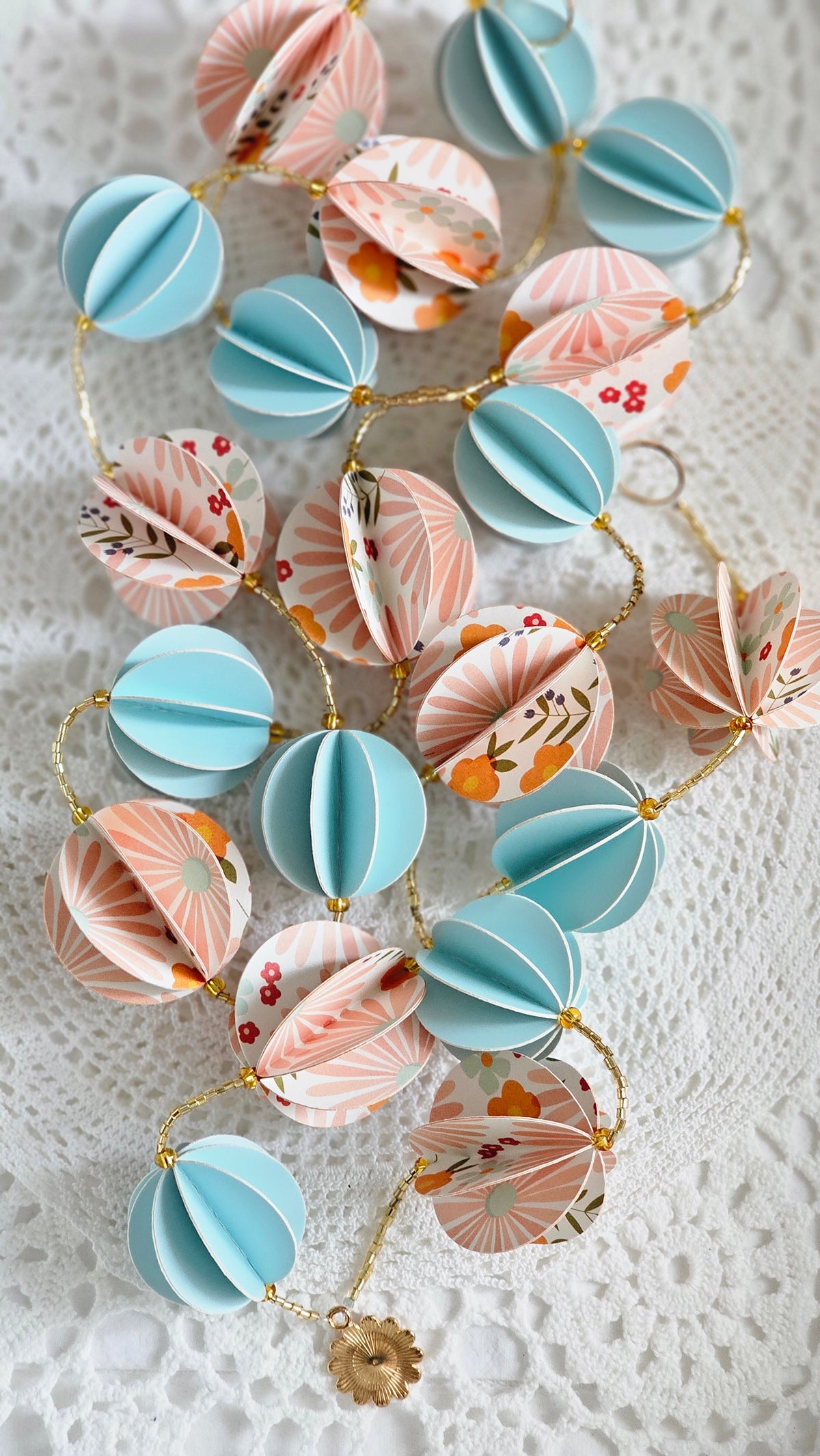 Guirlande en papier et perles de rocaille