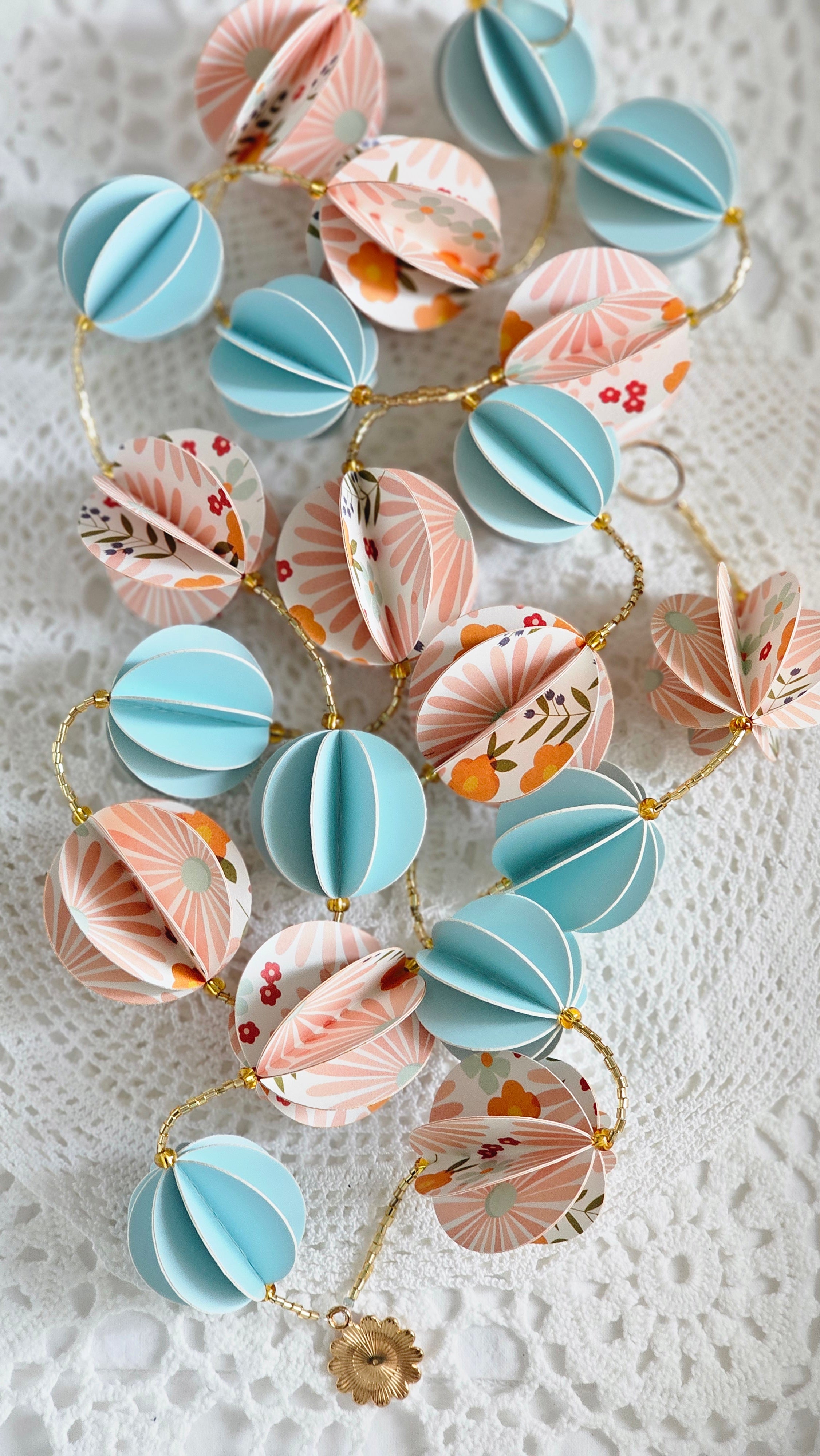 Guirlande en papier et perles de rocaille