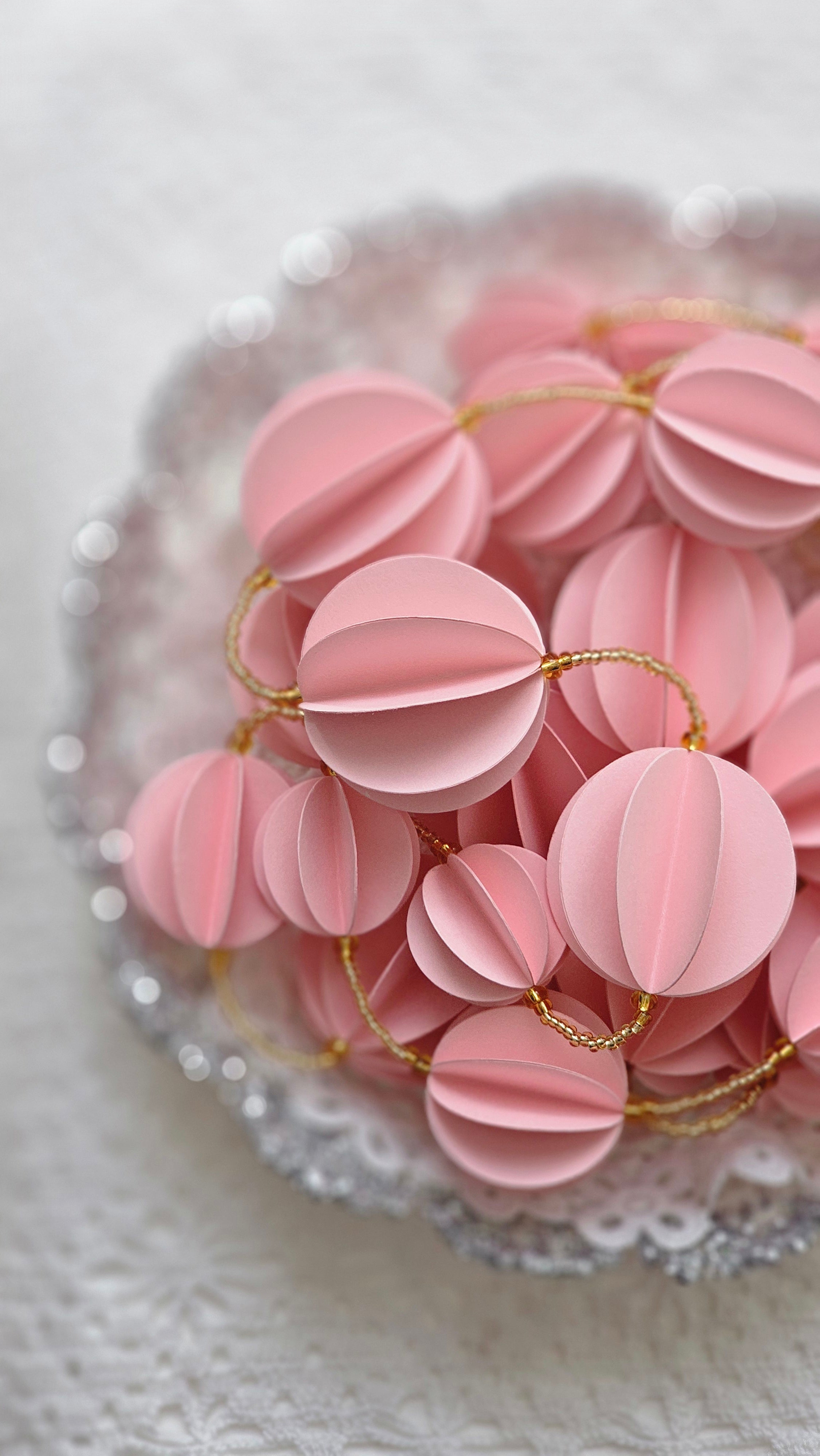 Guirlande décorative en papier rose