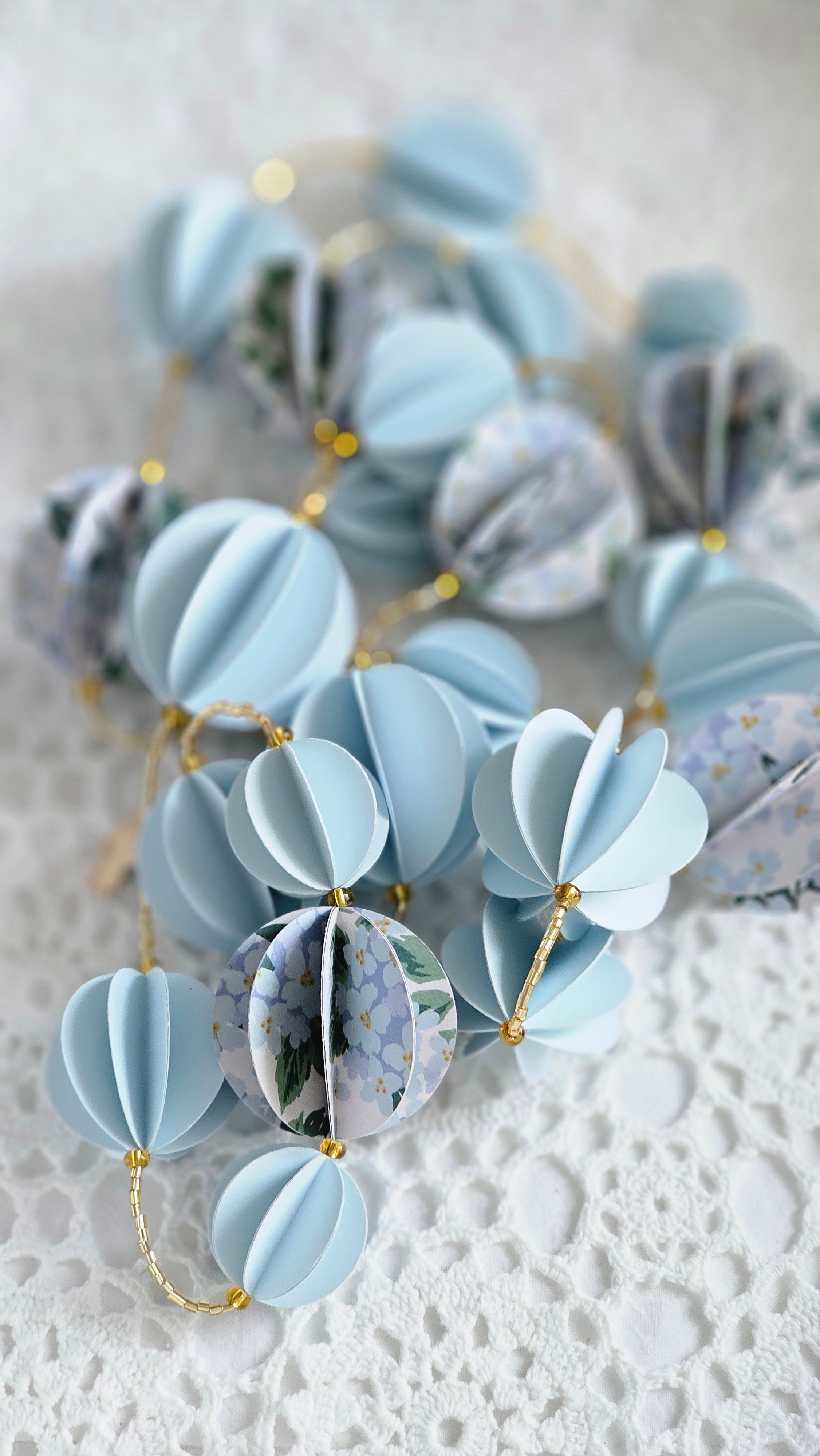 Guirlande décorative en papier bleu