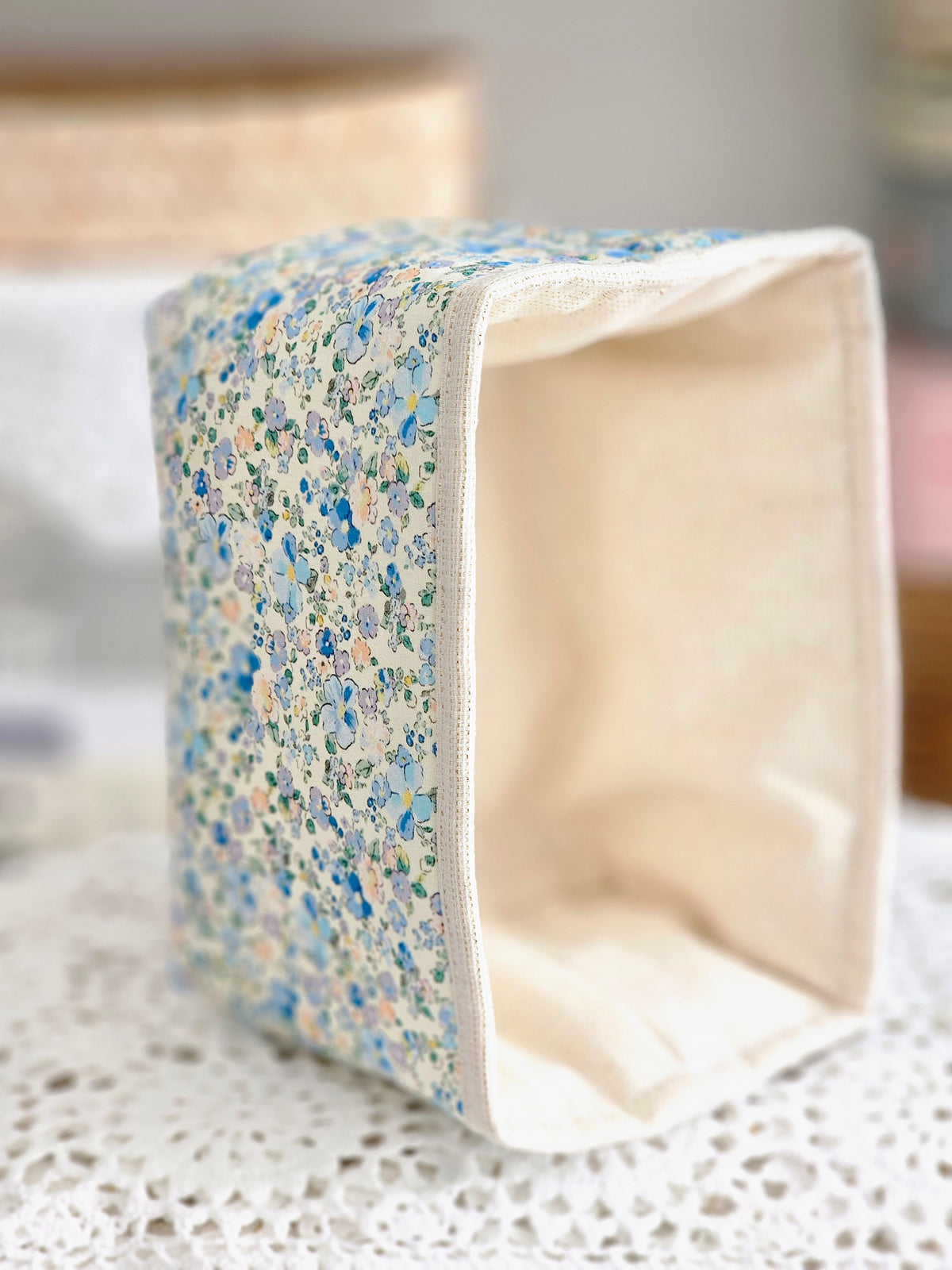 Corbeille tissu fleuri bleu