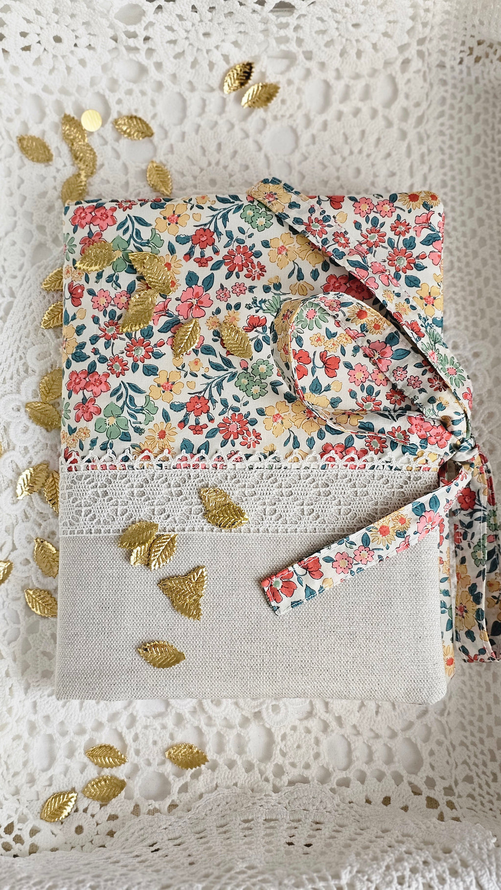 Protège cahier liberty et dentelle avec magnet