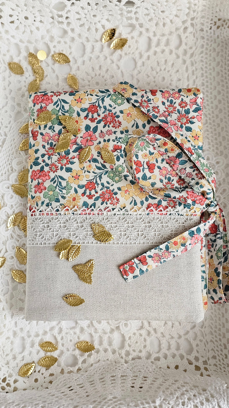 Protège cahier liberty et dentelle avec magnet