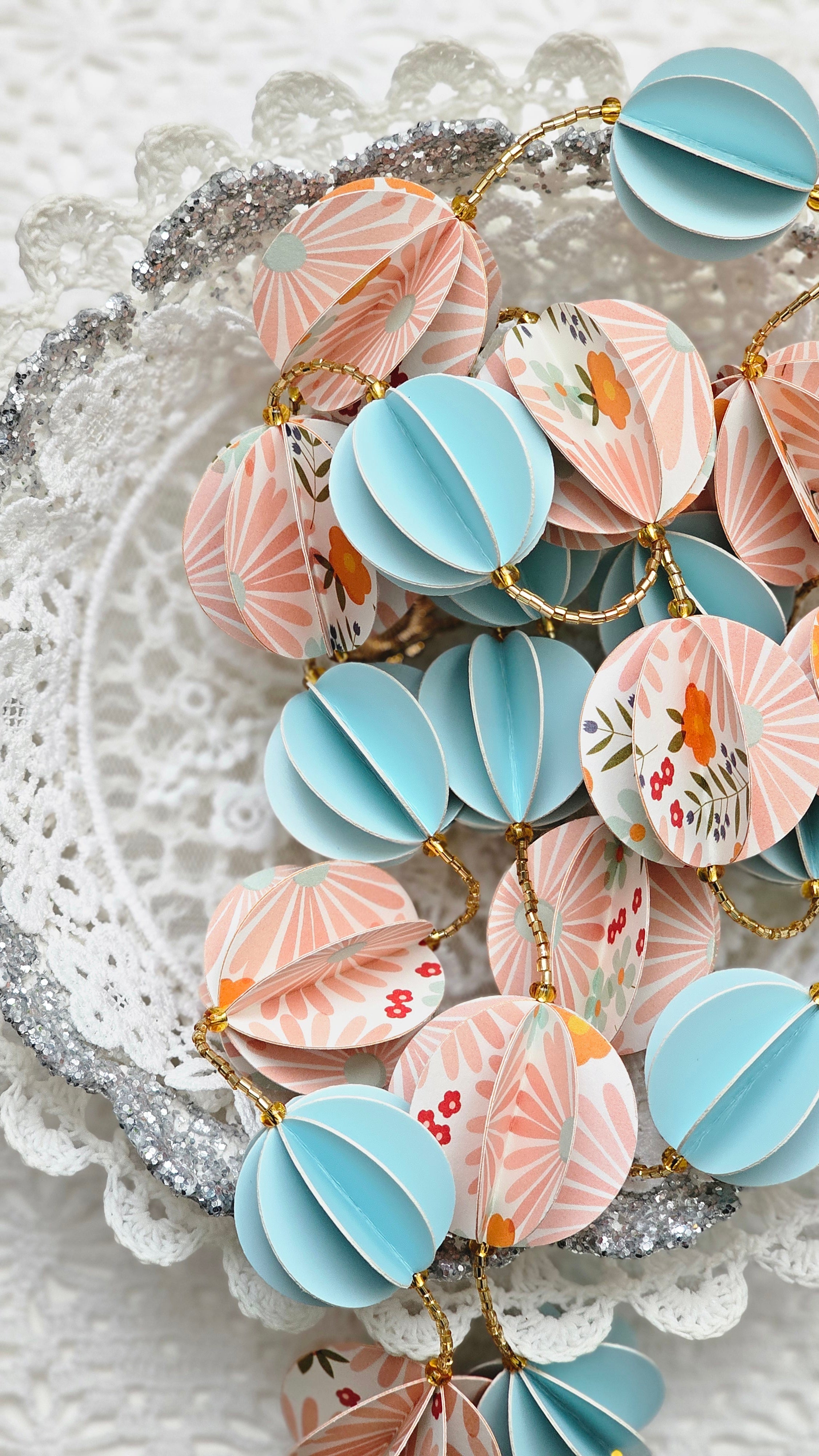Guirlande en papier et perles de rocaille